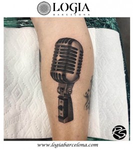 tatuaje-brazo-microfono-logia-barcelona-ridnel         